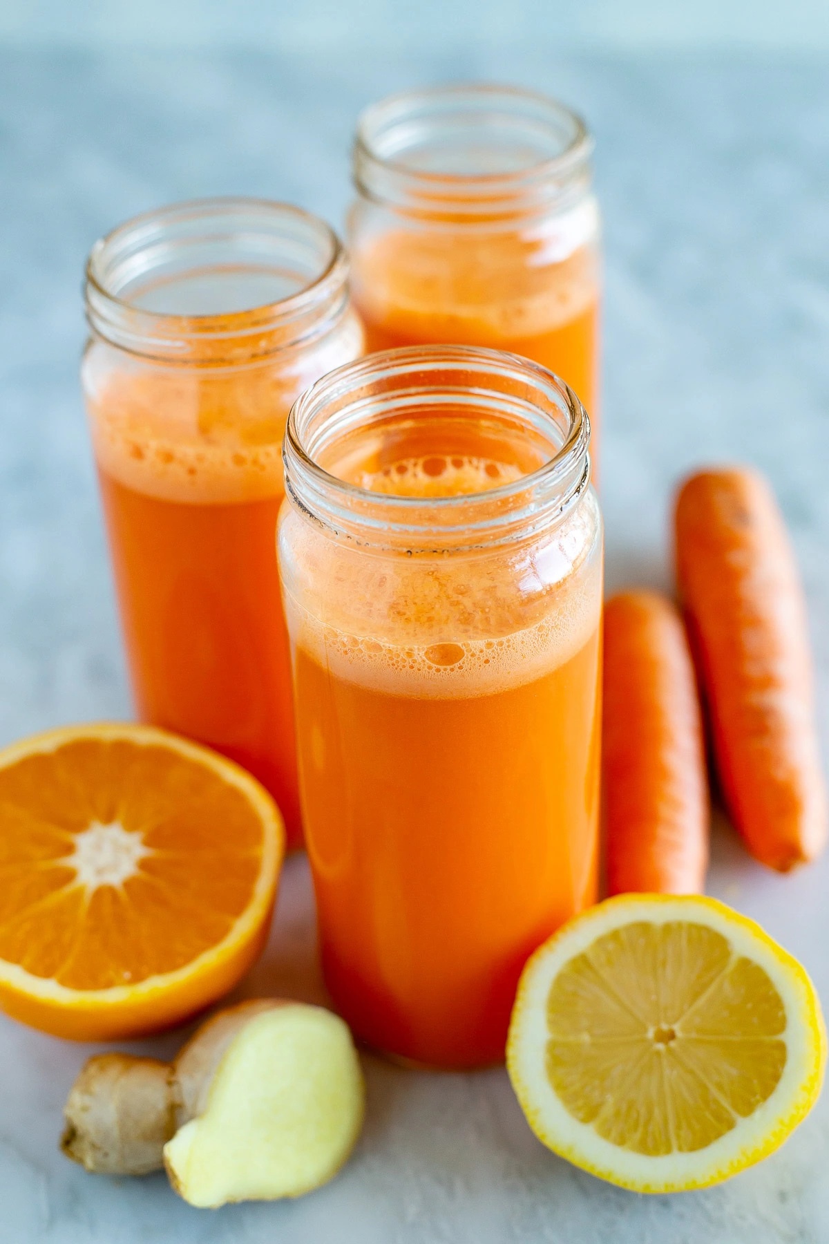 Ein Detox Saft aus Orange, Zitrone und Karotten