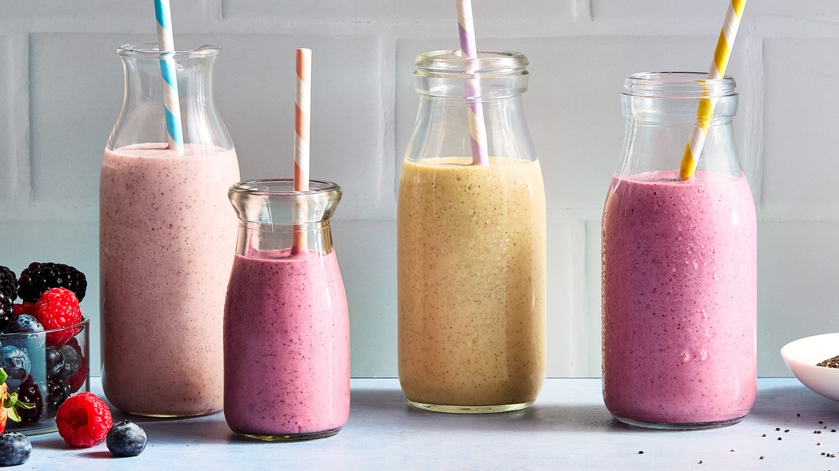 Smoothies mit verschiedenen Beeren zu Detox