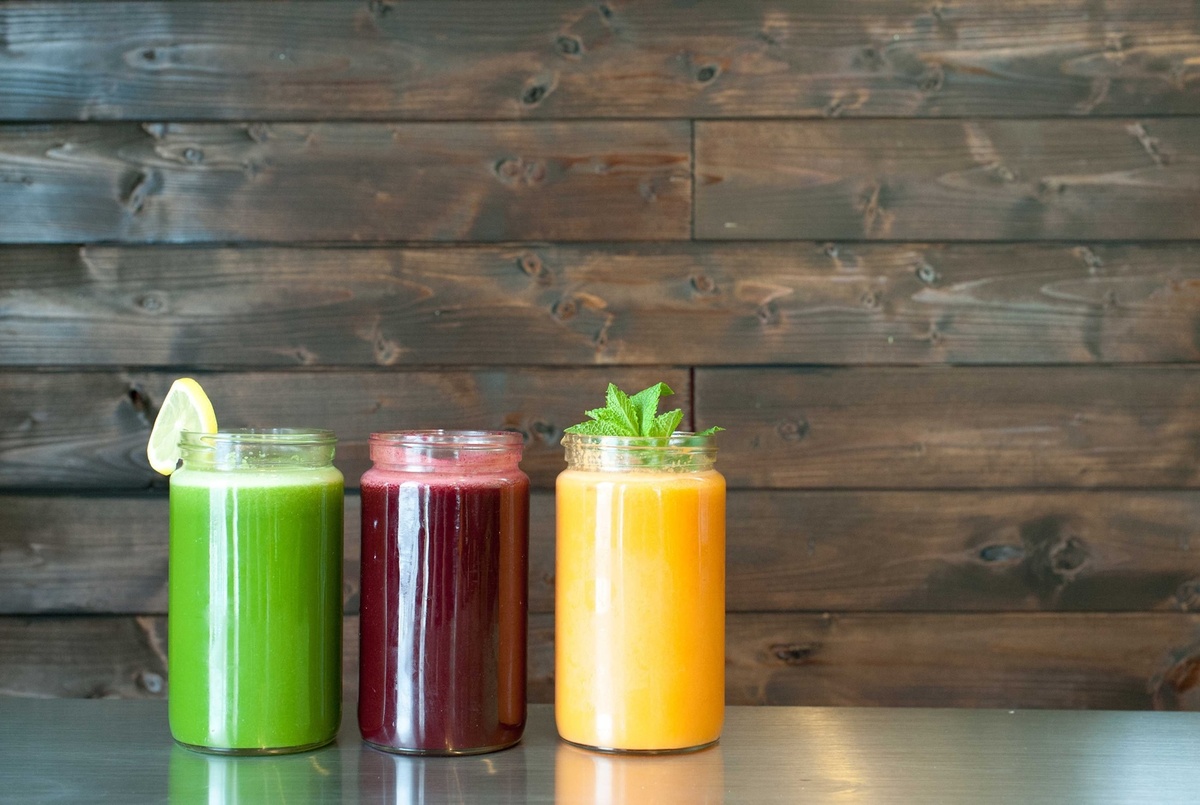 Saftfasten Rezepte - drei verschiedene Detox Säfte in hohen Gläsern