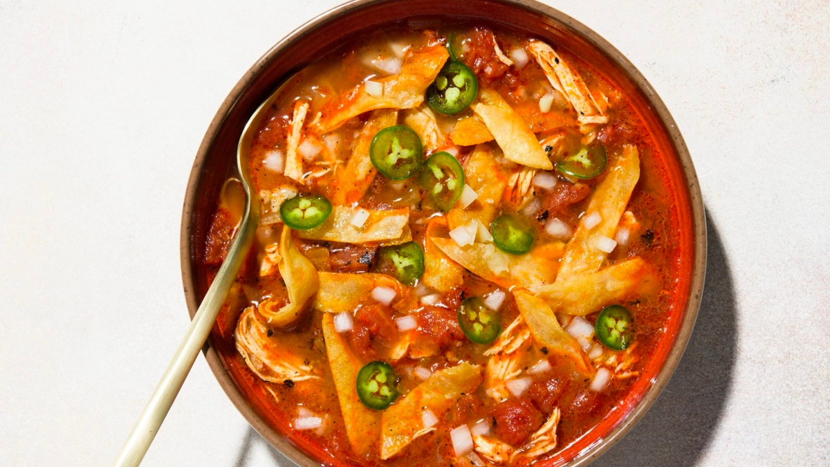 scharfe Wintersuppe mit Gemüse und Peperoni 