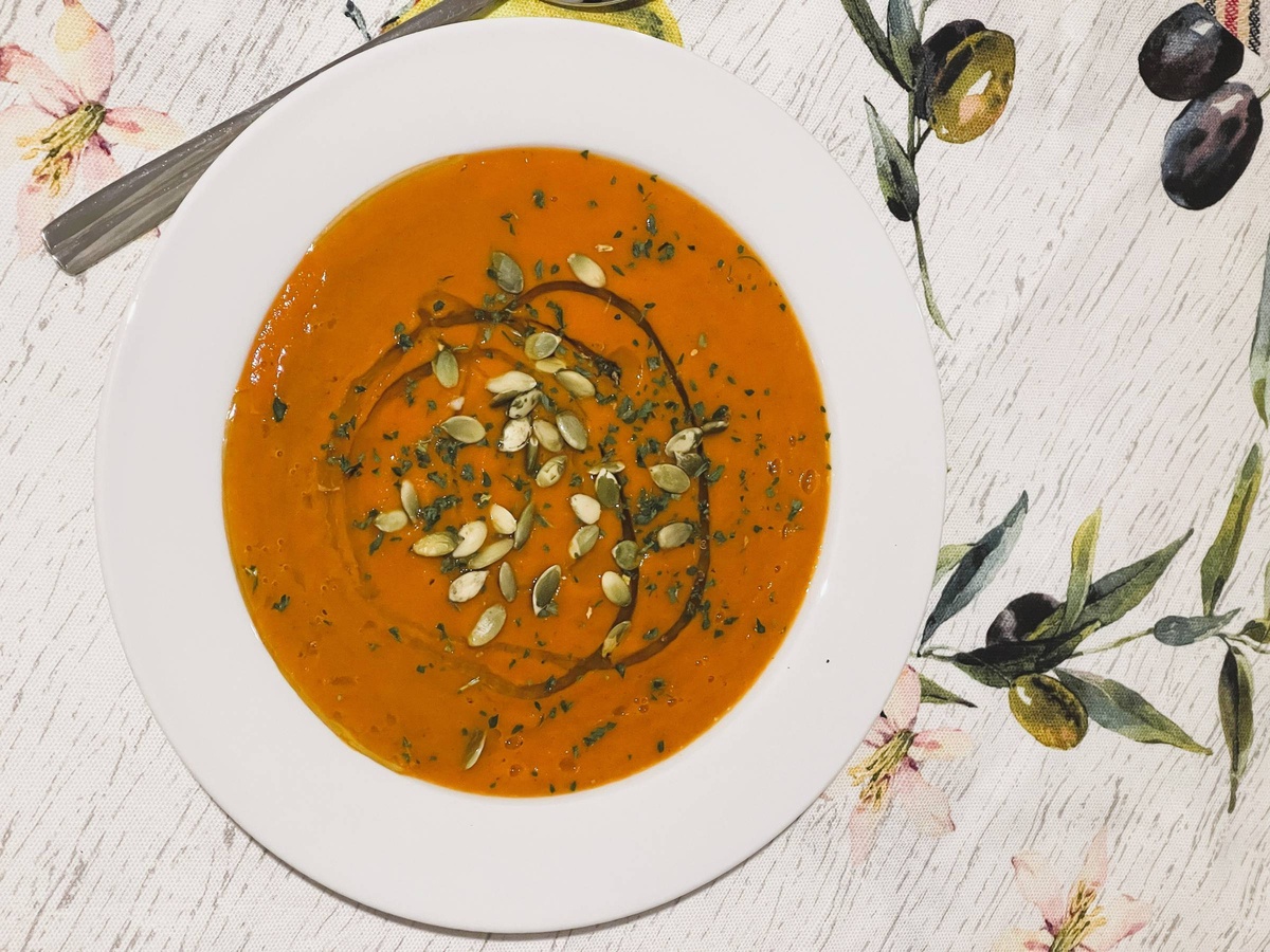 Karotten-Creme-Suppe mit Kürbiskernen serviert