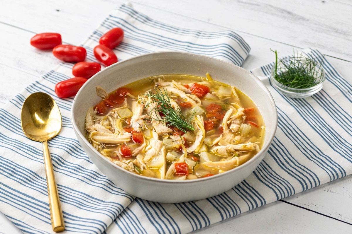 klare Hühnersuppe mit Tomatenstücken - warme Wintersuppe