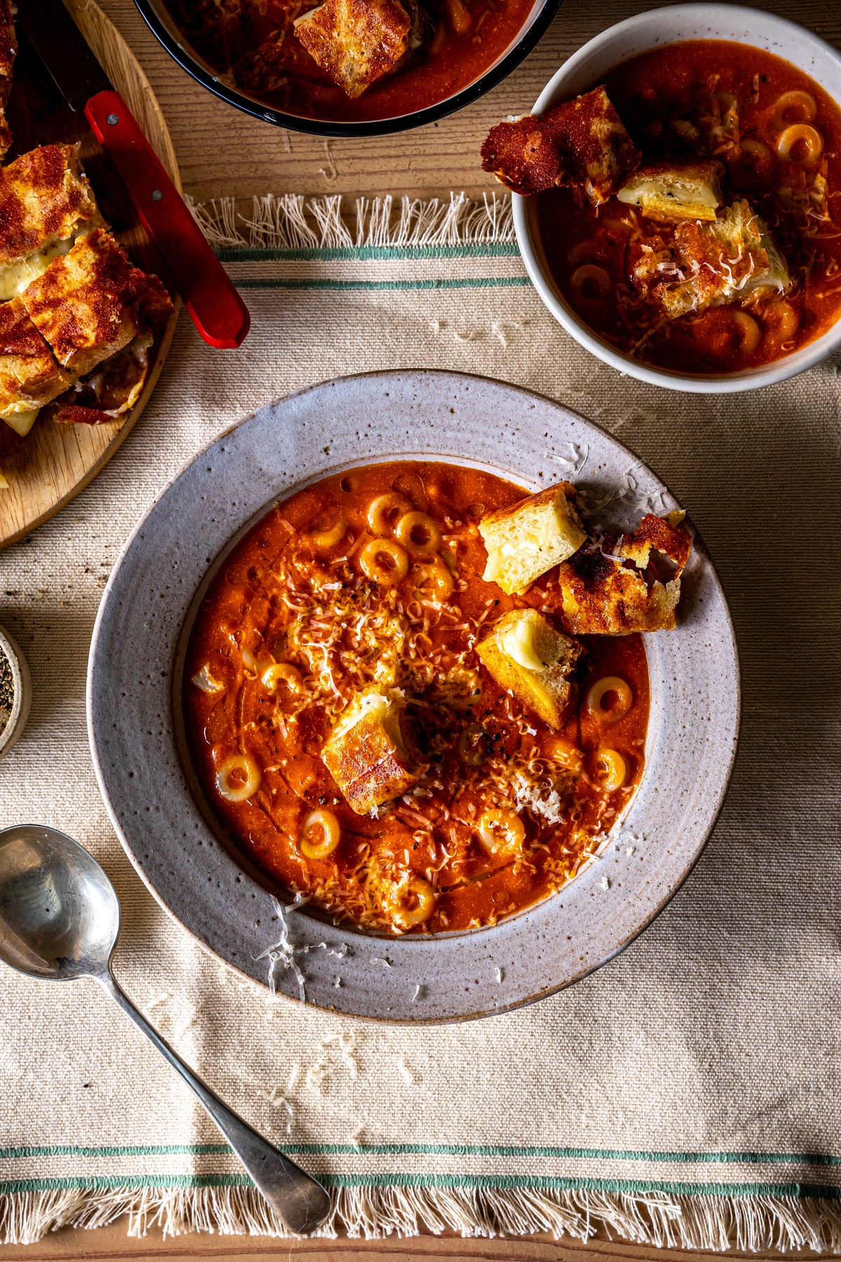 warme Wintersuppen mit frisch gebackenem Brot essen 