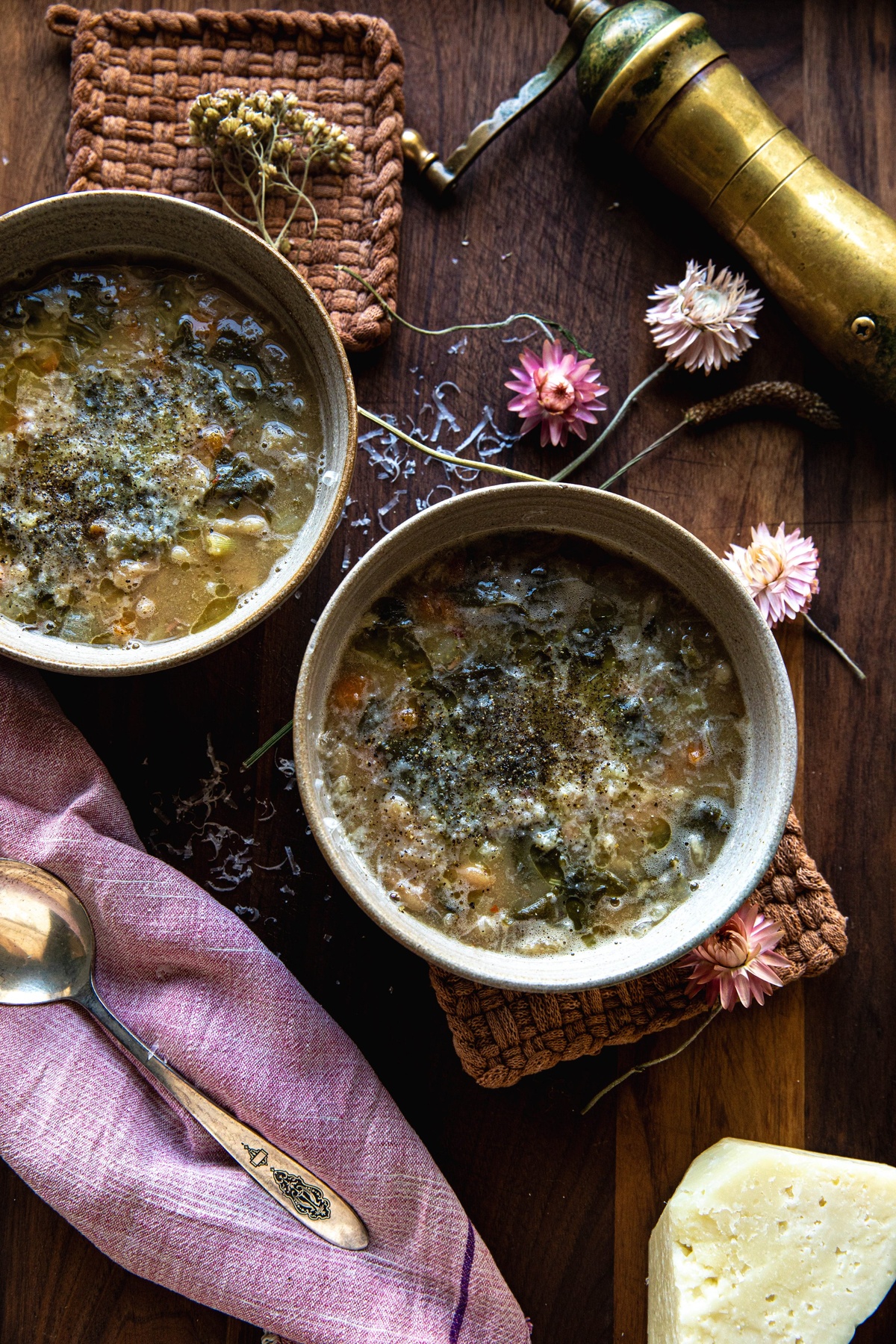 zwei Schüsseln mit Spinatsuppe 