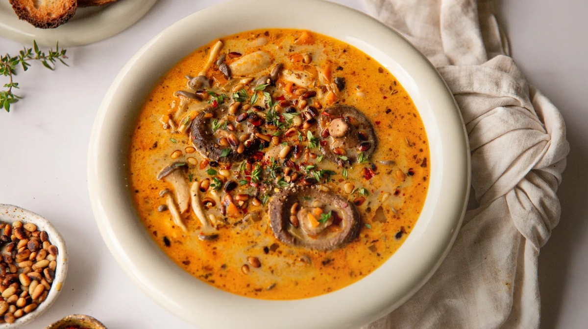 appetitliche Pilzsuppe mit Kräutern bestreut 