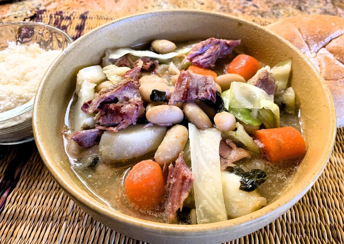 Fleischsuppe mit Gemüse und Kartoffeln 