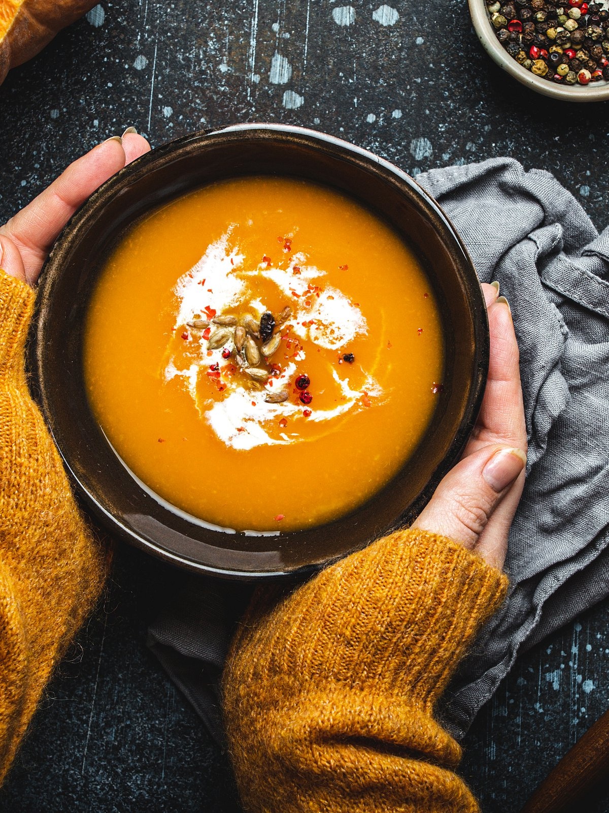 cremige warme Wintersuppen serviert man mit Kürbiskernen 