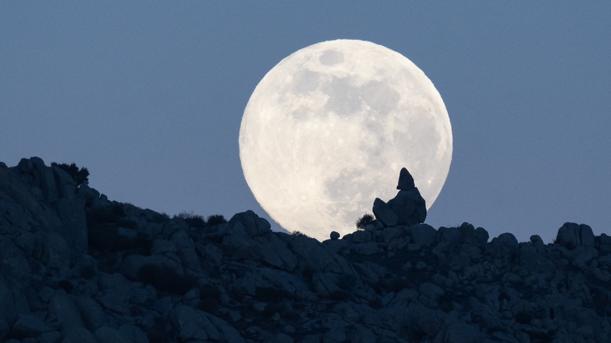 Wolfsmond im Januar über Felsen 