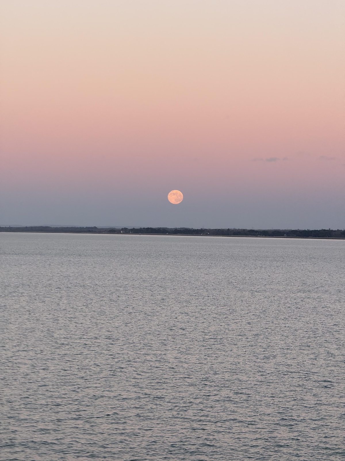 schönes Bild mit Vollmond über dem Meer