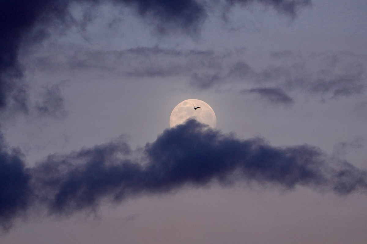 Vollmond am bewölkten Himmel - schönes Bild 
