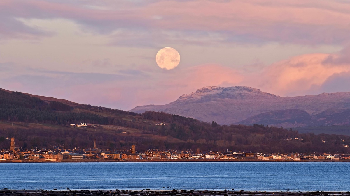 Vollmond im Januar über einer ruhigen Landschaft 