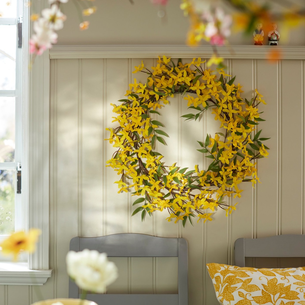 mit Forsythien dekorieren - gelber Kranz im Innenraum 