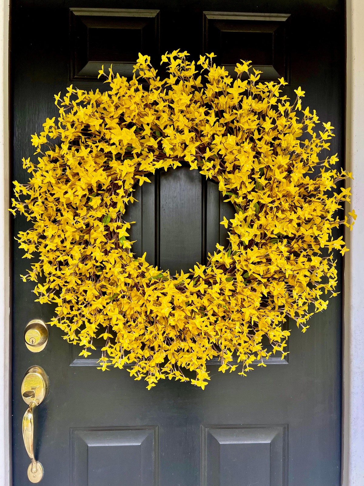 ein goldgelber Kranz schmückt die Haustür 