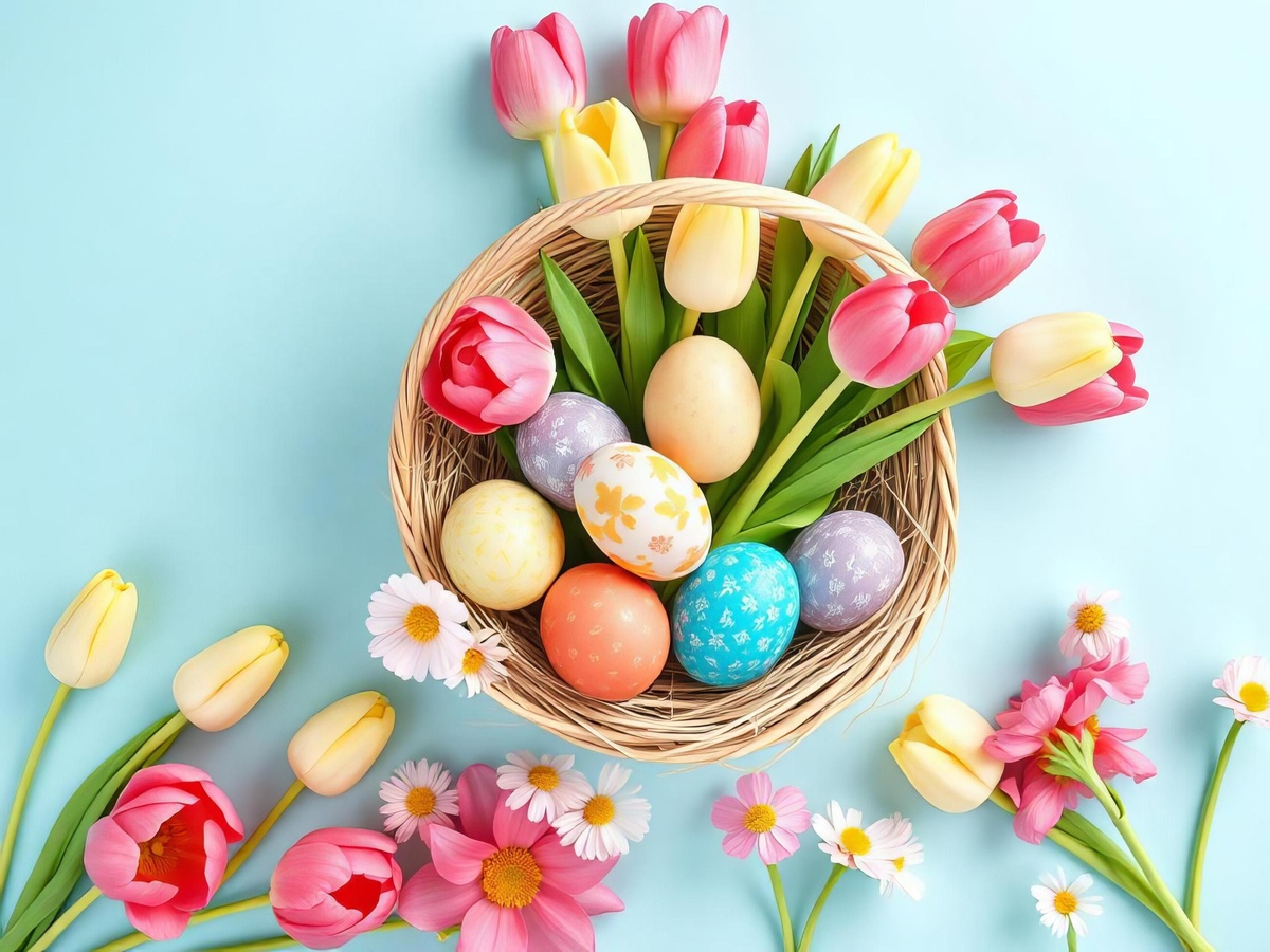 Osterdeko und Deko mit Tulpen in einem Korb 