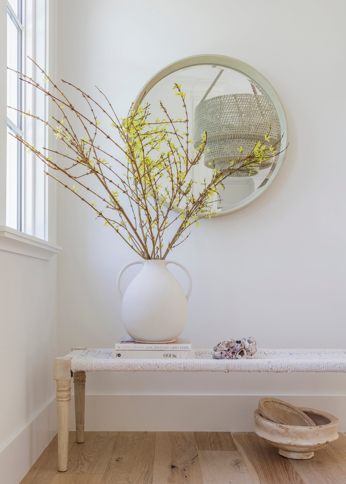 Forsythien Zweige in einer weißen Vase im Flur