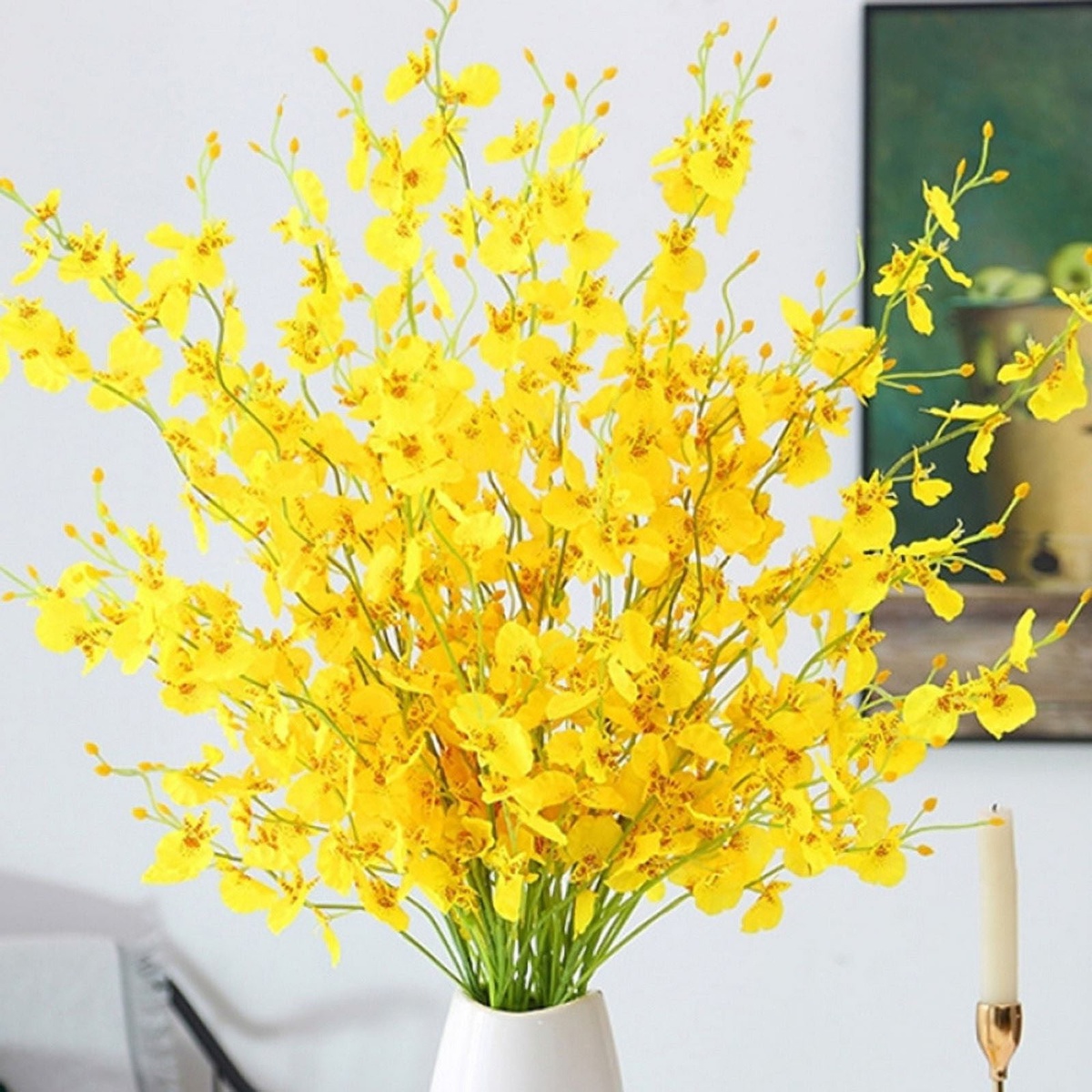 gelb blühende Forsythien Zweige in der Vase