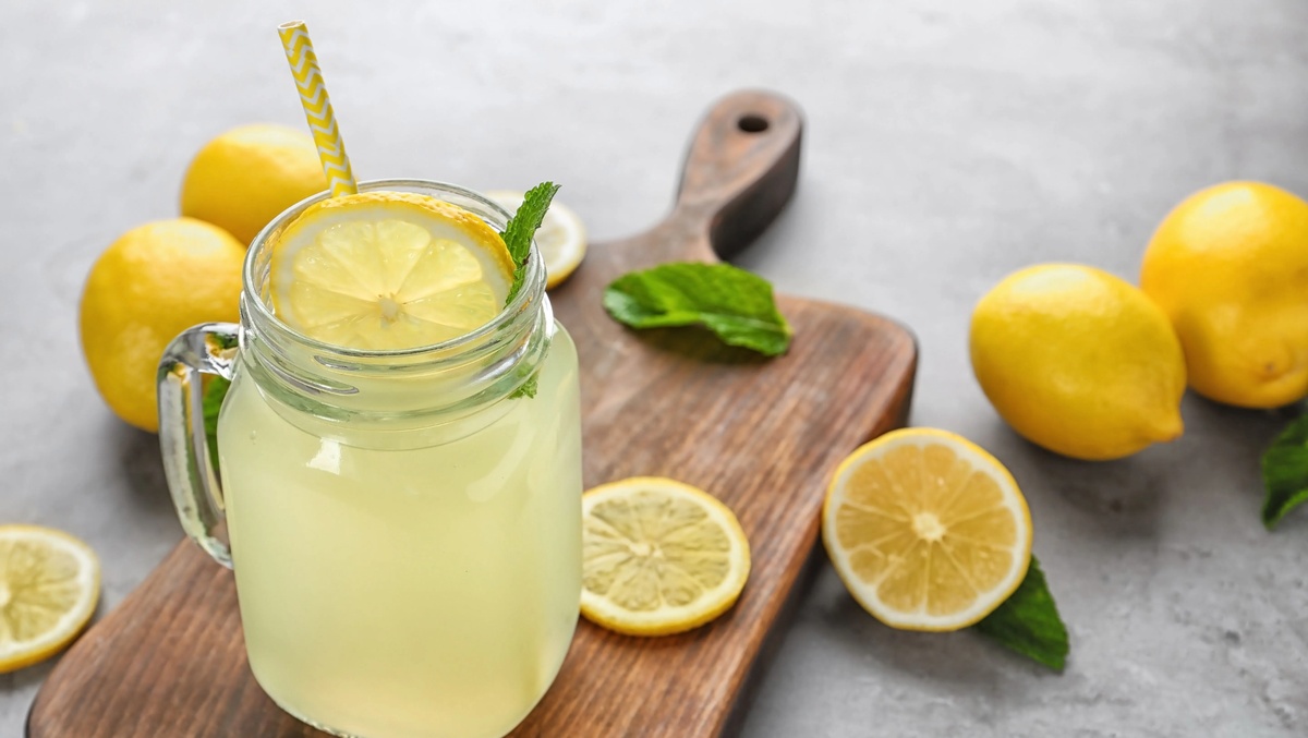 Zintronenwasser morgens trinken und Pfunde verlieren 