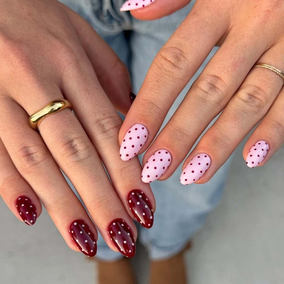 rosa Nägel mit dunkelroten Pünktchen und weinrote Maniküre mit weißen Punkten