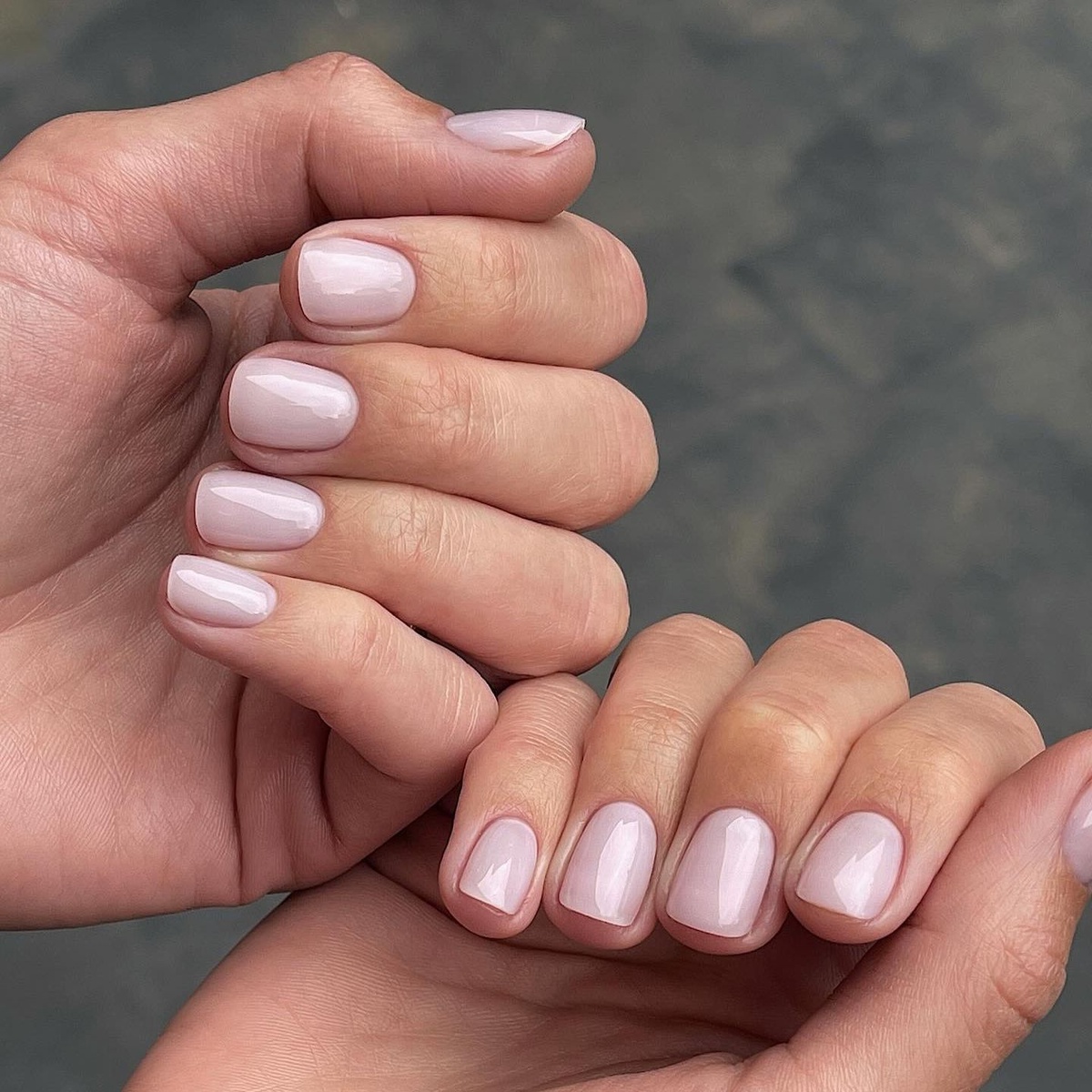 kurze Nägel rosa lackiert - alltägliche Maniküre