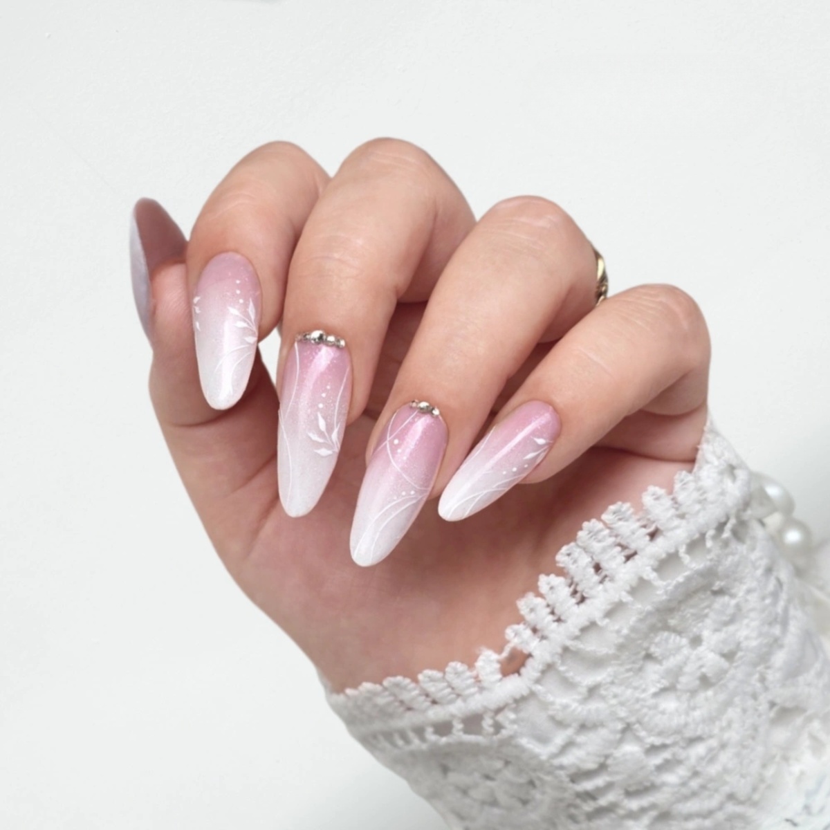 festliche Pink Nails im Ombre Effekt mit silbernen Steinen