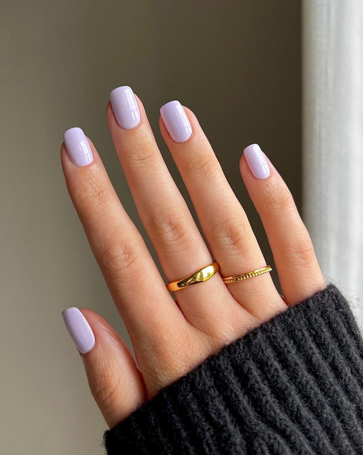 kurze Nägel in einer zarten Pastellfarbe