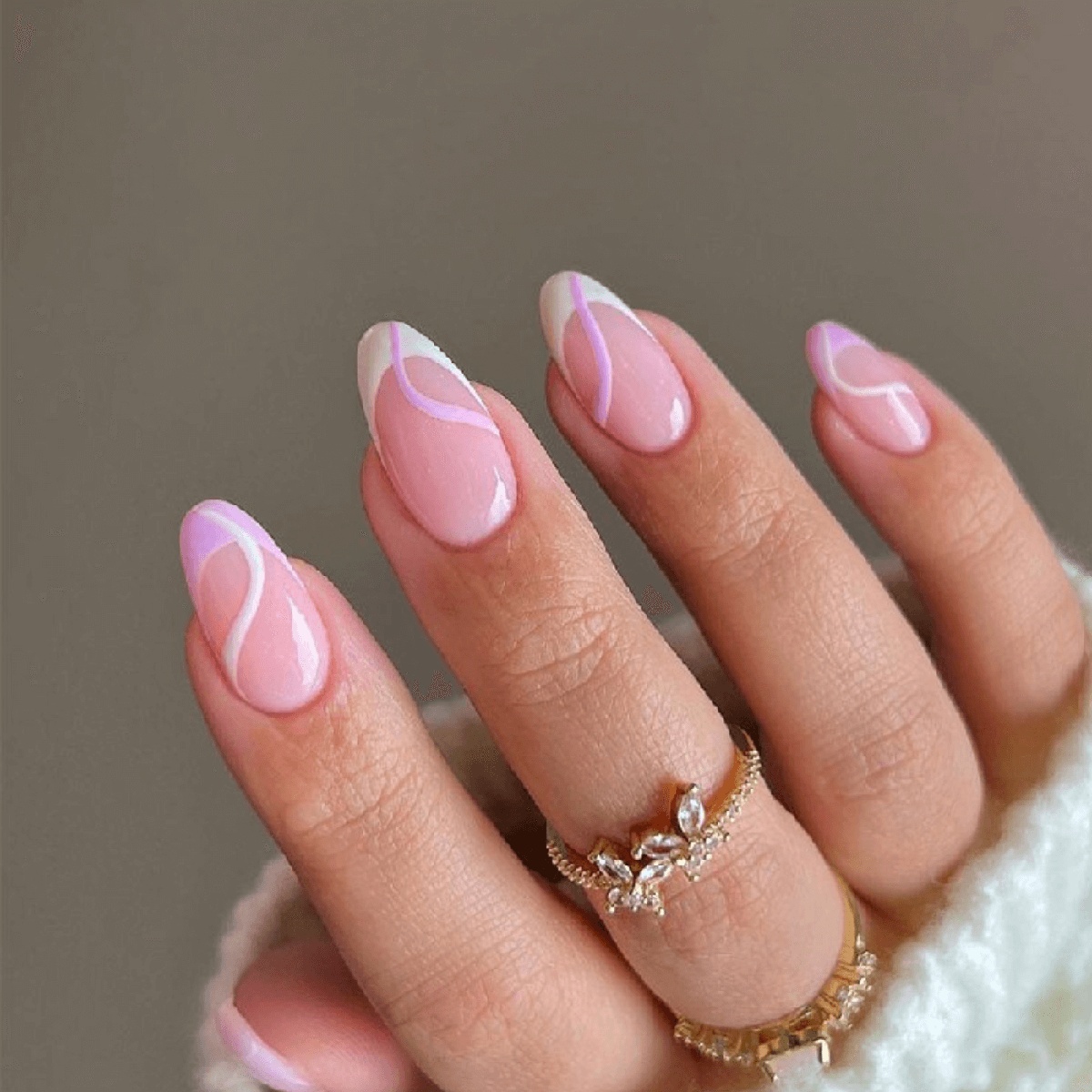 Pink Nails mit weißen Spitzen und interessanten dekorativen Linien