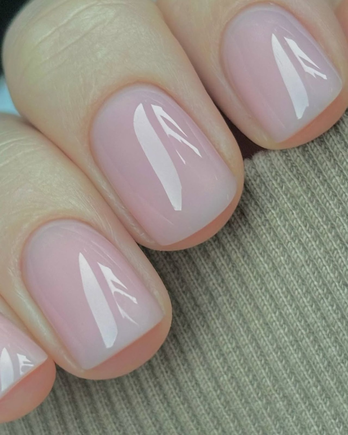 kurze Pink Nails sind klassisch und stilvoll