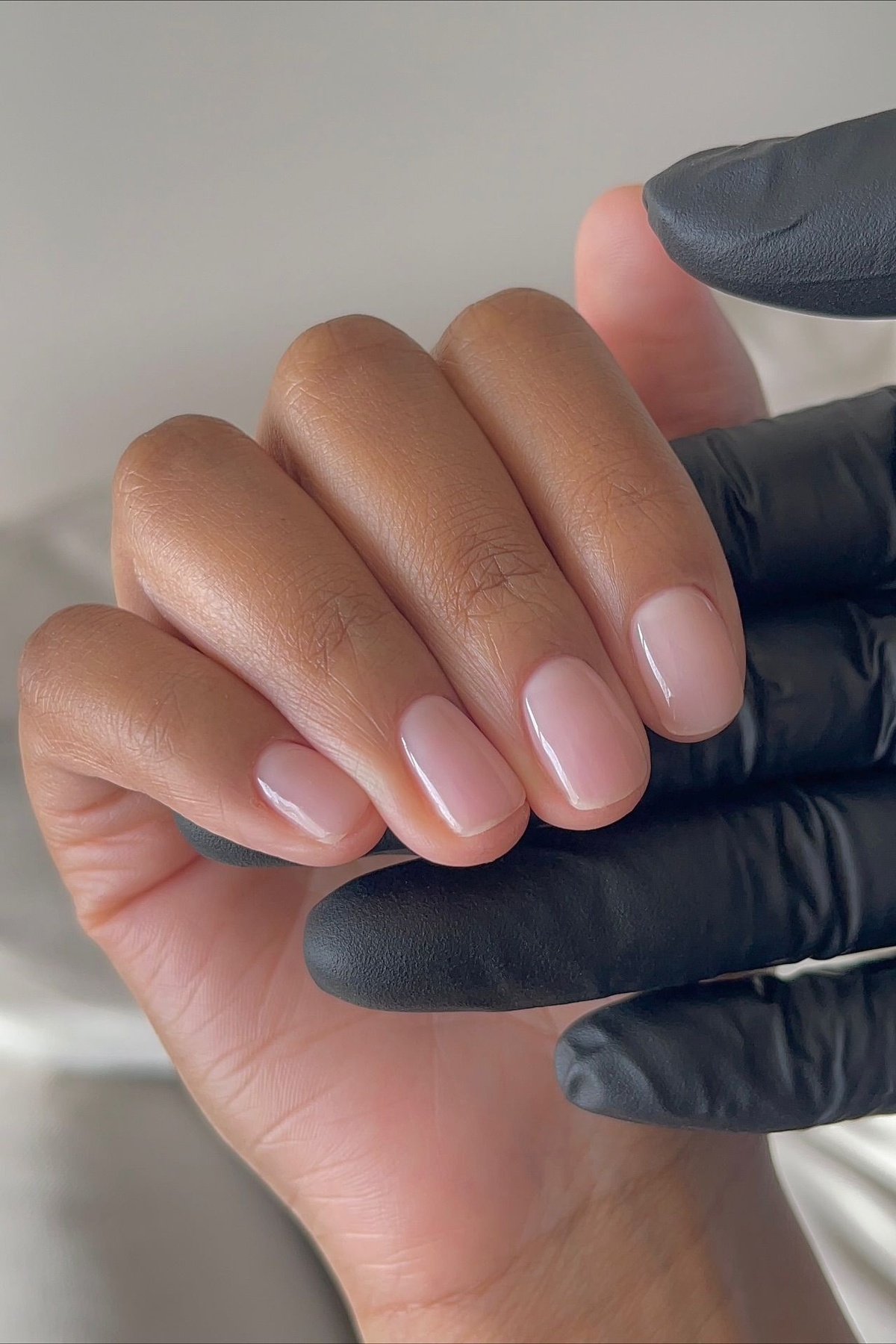 kurze gut gepflegte Nägel in zartem Rosa