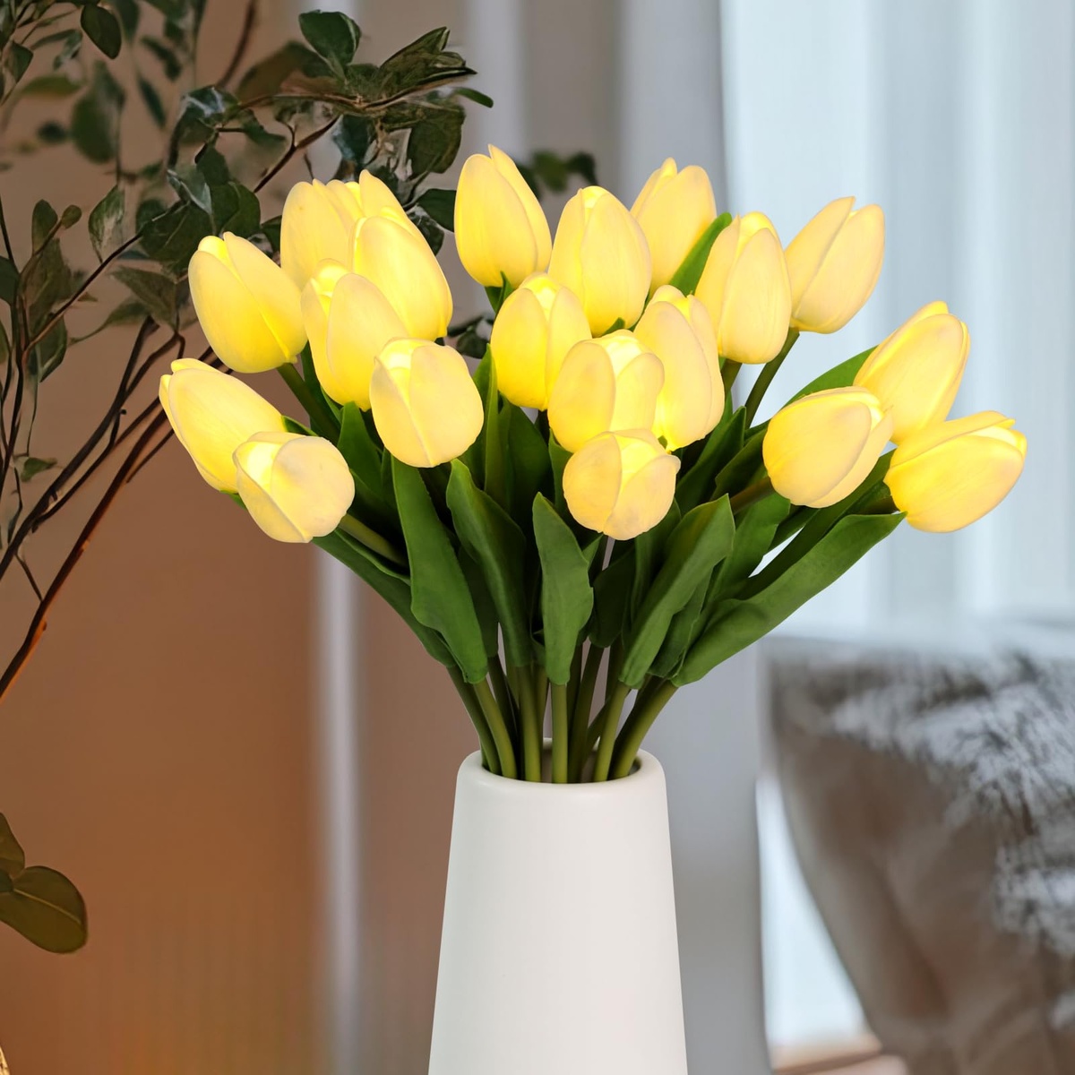 Deko mit Tulpen - gelbe Tulpen in Vase aus dem Kaffeetisch 